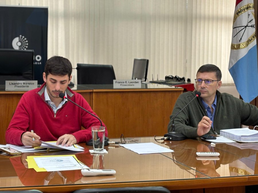 El secretario legislativo, Nicol&aacute;s Abdala y el presidente del Concejo, Lisandro M&aacute;rsico, durante la reuni&oacute;n de comisiones de este lunes. (FOTO PRENSA CONCEJO)