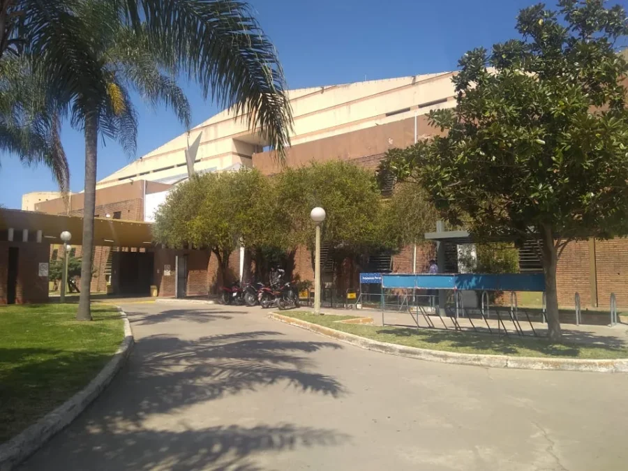 Los médicos informaron que tiene una lesión importante en el pulmón izquierdo, con orificio de entrada y salida.