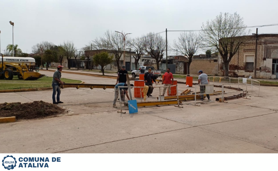 Personal comunal laborando en la esquina en la que comenzaron la labor.