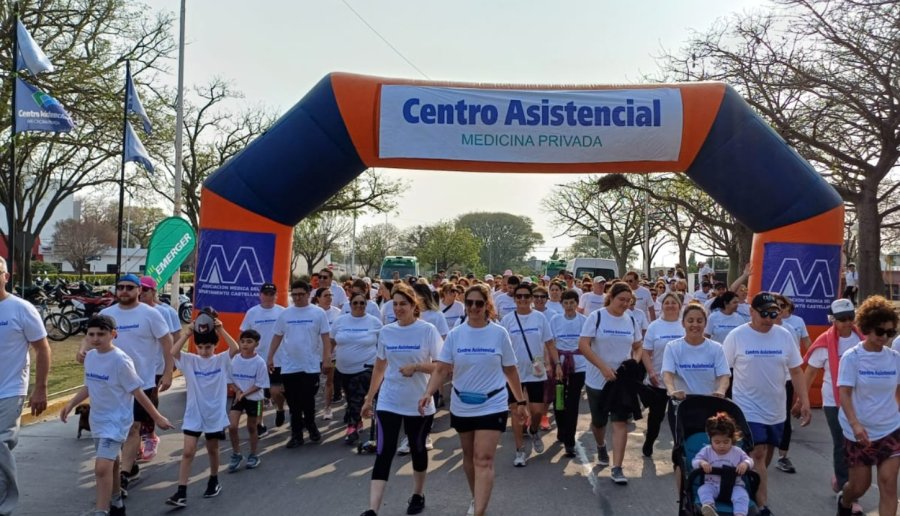 Un gran n&uacute;mero de personas acompa&ntilde;&oacute; la celebraci&oacute;n caminando por la Salud en una verdadera fiesta. (FOTO AMDC)