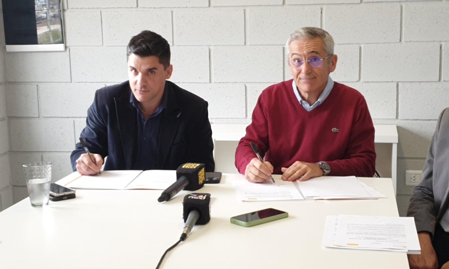 Daniel Destefano y Edmundo L&oacute;pez al rubricar el nuevo convenio.