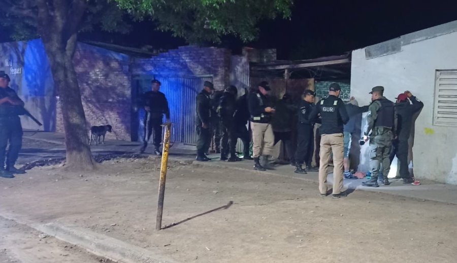 <i>Cuatro personas fueron demoradas, se incautaron un veh&iacute;culo y dos celulares, y 107 dosis de coca&iacute;na.</i>