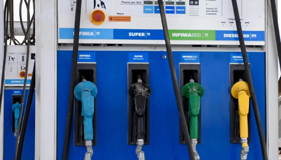 Baj&oacute; el barril de petr&oacute;leo y cae el precios de los combustibles.