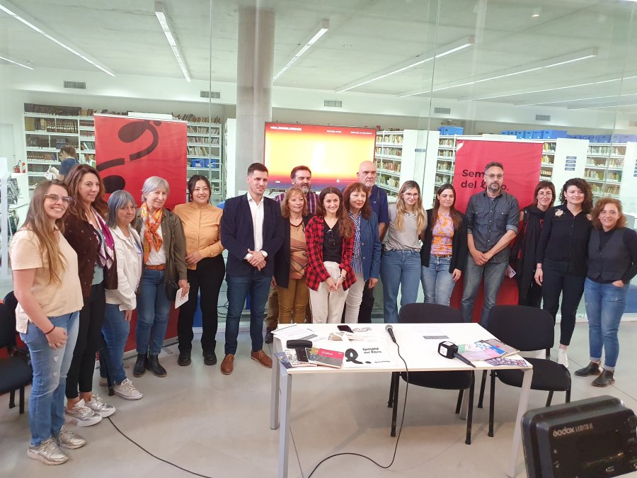 En la foto grupal, todos los que hacen posible la Semana del Libro 2024.