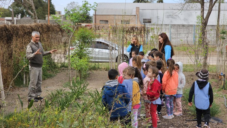 EN EL VIVERO. Los ni&ntilde;os siguen con atenci&oacute;n las explicaciones ofrecidas.