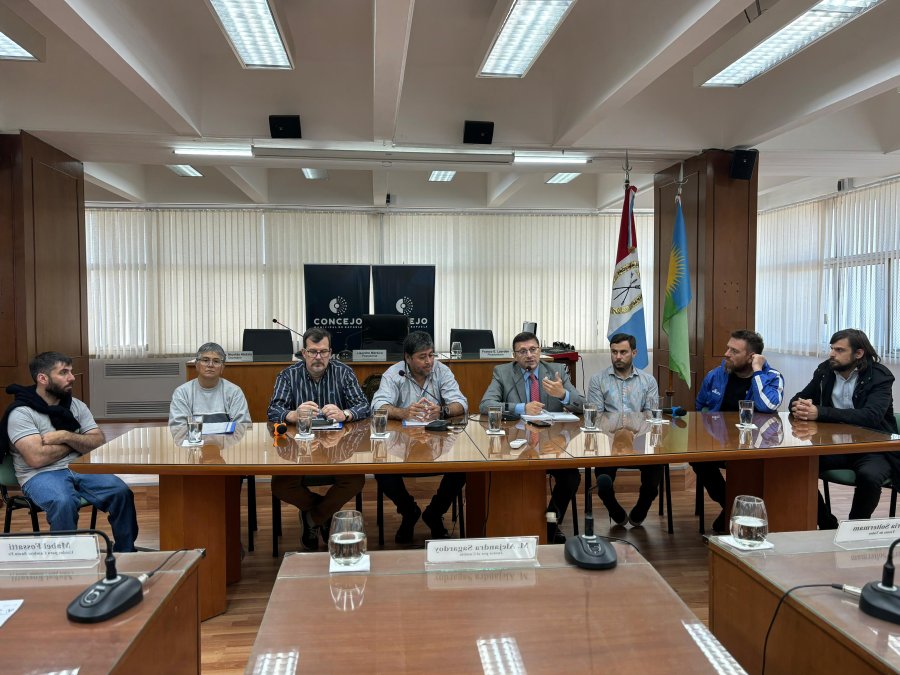 PE&Ntilde;AROL. Los concejales recibieron a dirigentes de la entidad de barrio Villa Rosas.