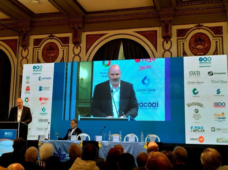 STURZENEGGER. En un anuncio desafiante, el funcionario adelantó nuevos recortes al gasto público.