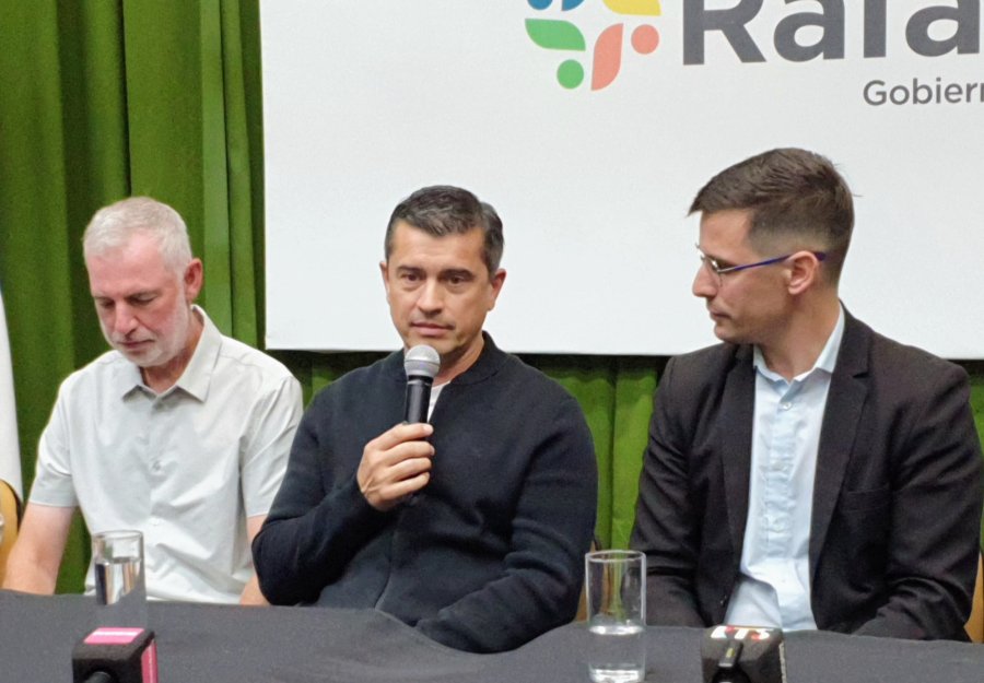 EN EL SAL&Oacute;N VERDE. Tony Cotman, Ricardo Juncos y el intendente Leonardo Viotti.