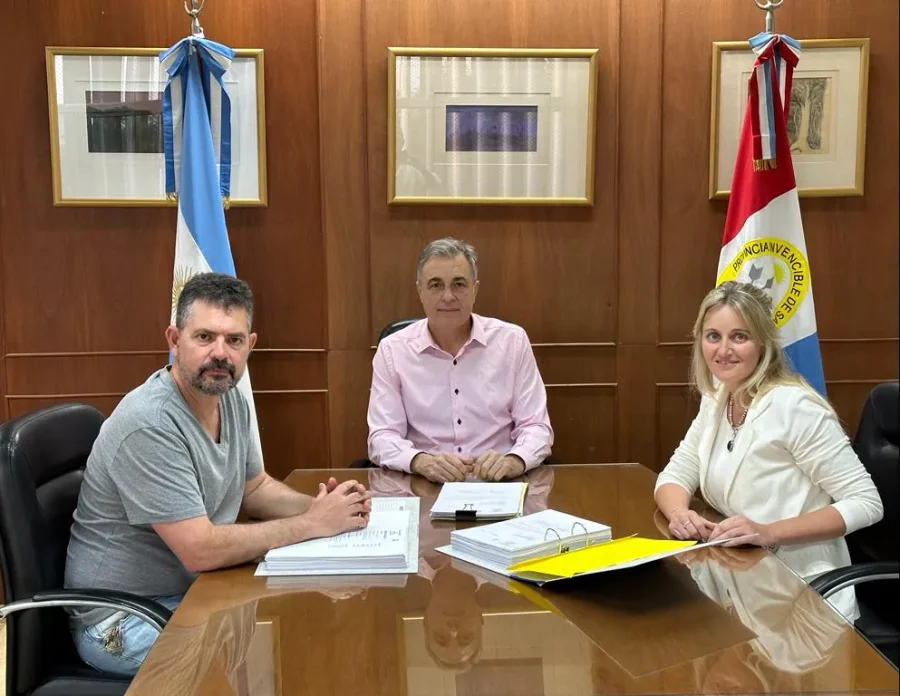 ROLES. En 2024, el entonces intendente Luis Castellano entregaba el proyecto de Presupuesto al titular del Concejo en ese momento, Germ&aacute;n Bottero.