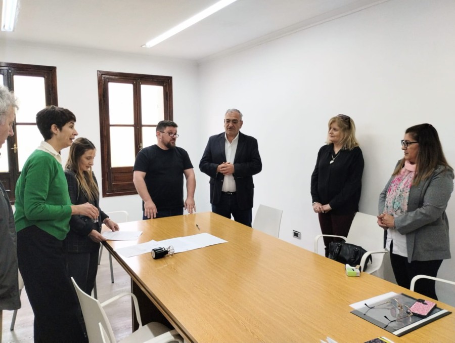 En la Municipalidad, momentos en que se formalizó el convenio.