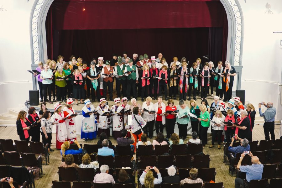 La masa coral puso un brillante broche de oro.