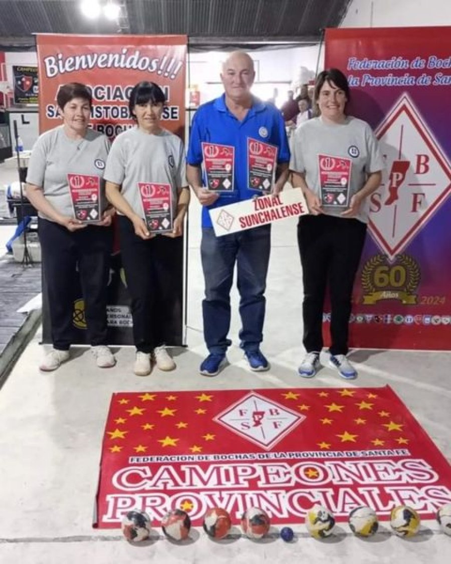 Las campeonas junto a su DT.