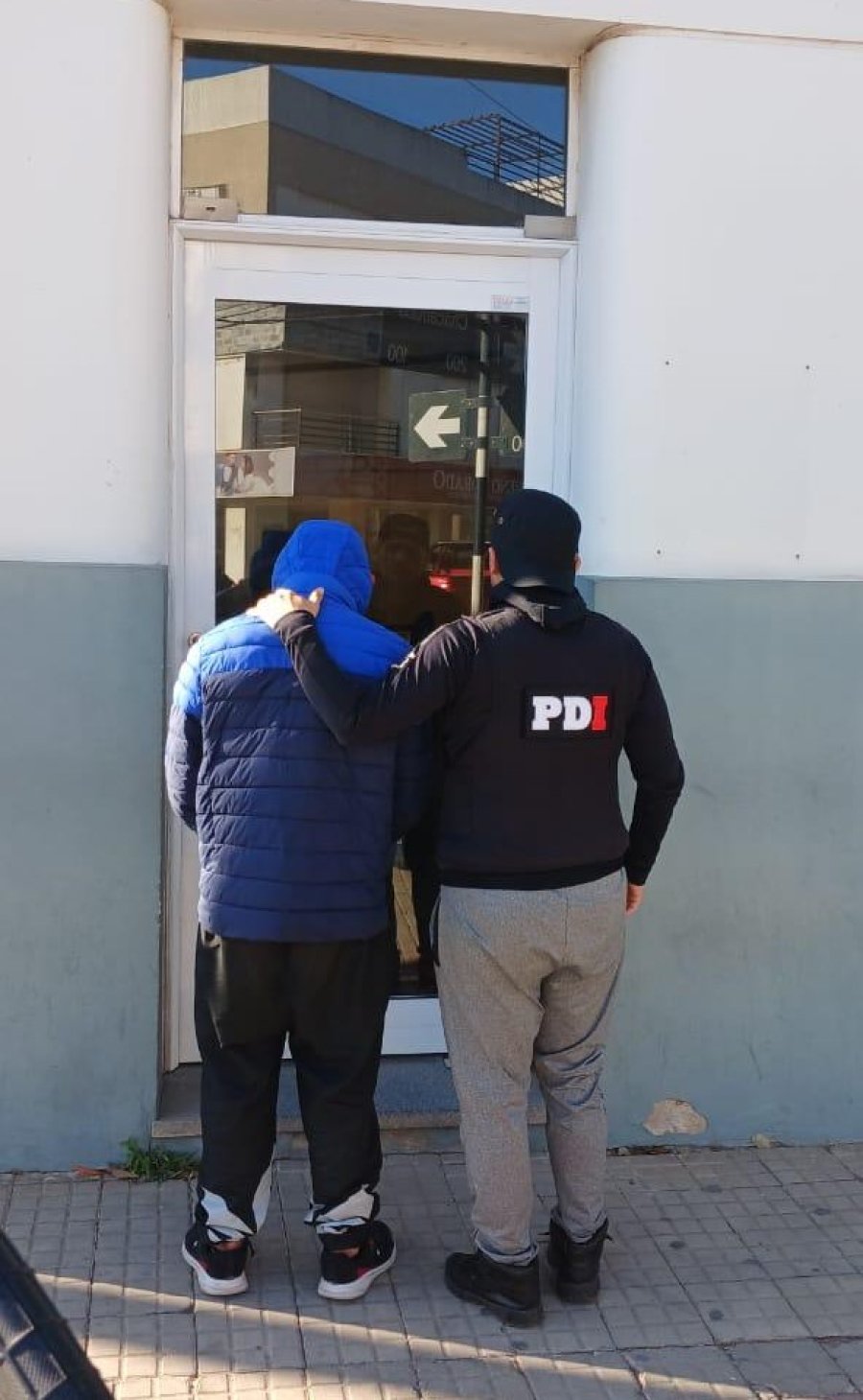 El detenido JCR al momento de ingresar detenido a la sede de la Policía de Investigaciones (PDI) de Rafaela.