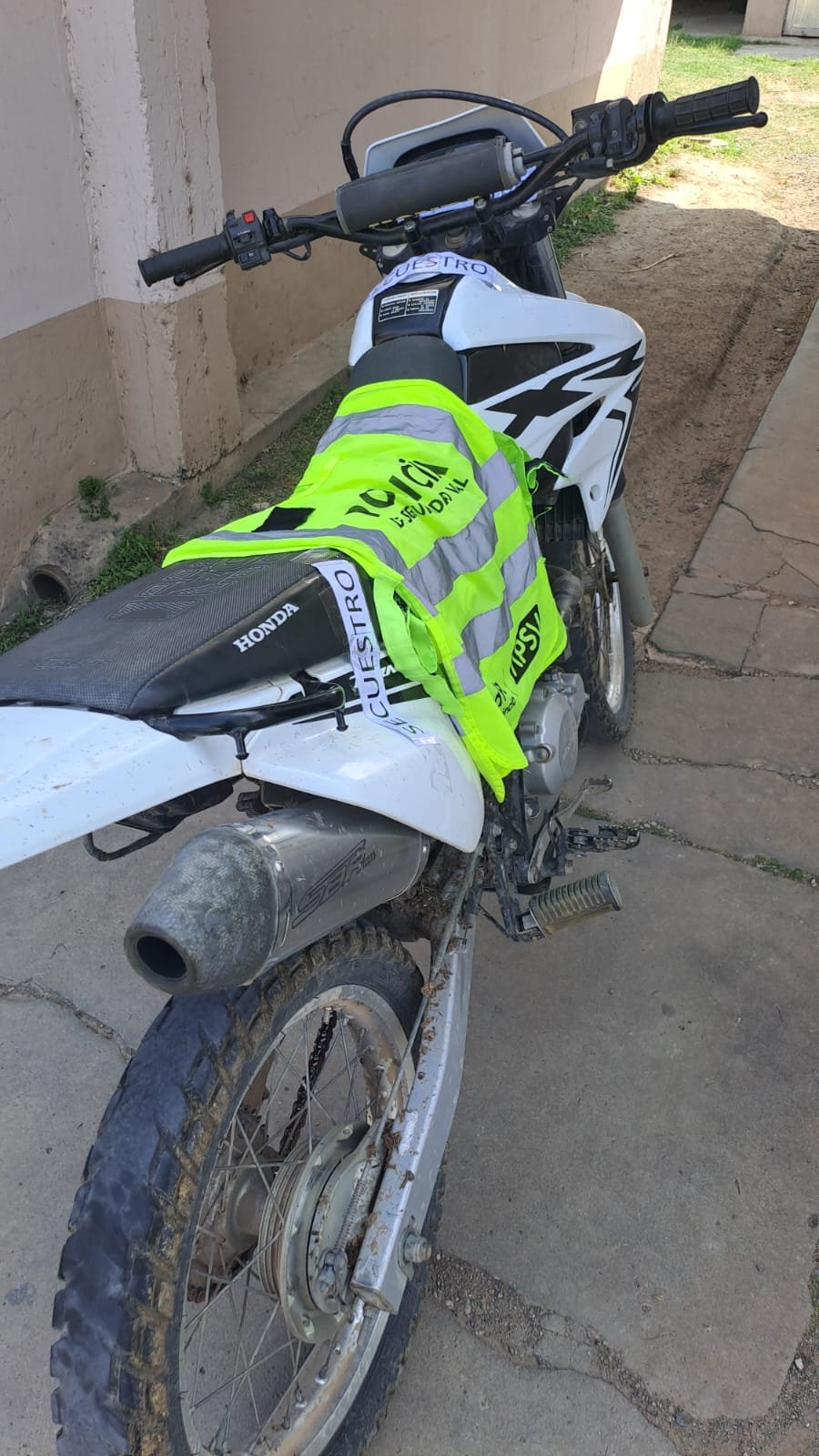 En Angélica secuestraron una moto sin papeles.