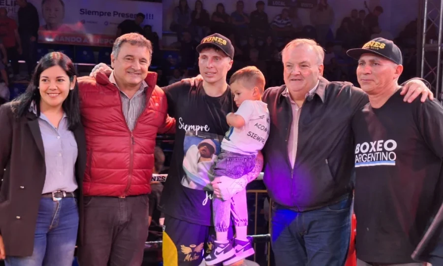 autoridades y organizadores en un momento de la velada box&iacute;stica.