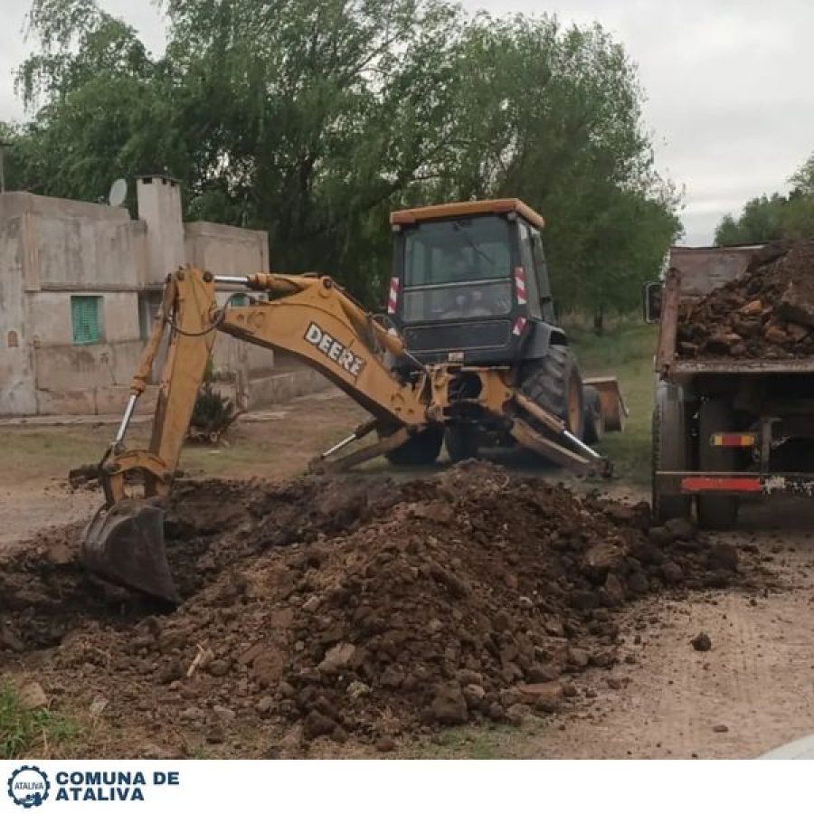 Maquinaria del corral&oacute;n comunal en plena labor.