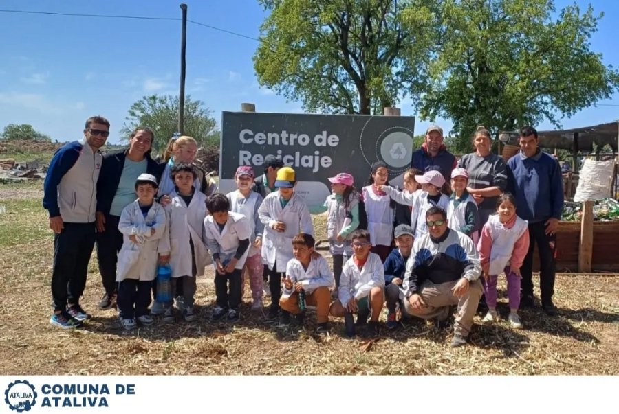 La delegaci&oacute;n posando en el acceso al organismo comunal.
