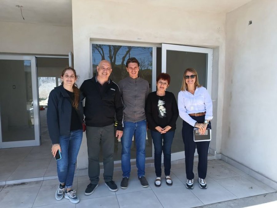 Autoridades en el momento de recorrer la obra.