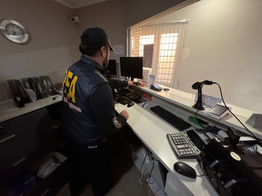 Los federales trabajando en los allanamientos.