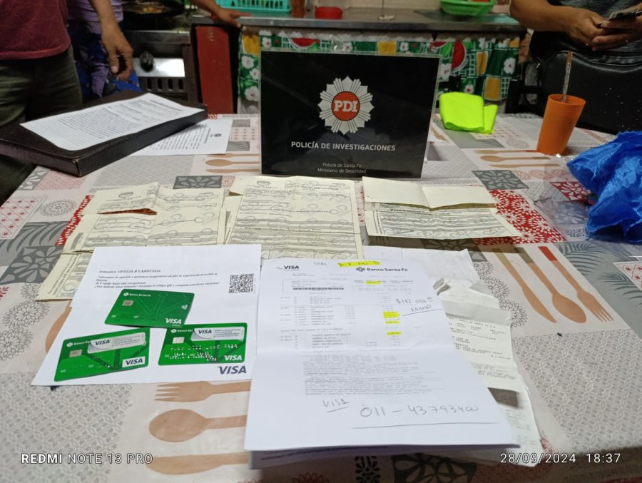 Las tarjetas y resúmenes de cuenta secuestrados por la Policía de Investigaciones.