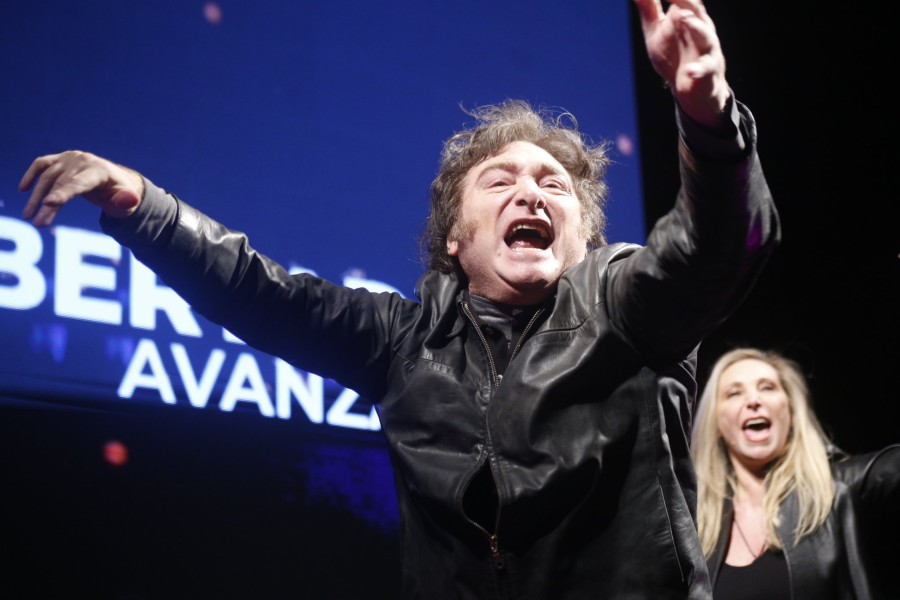 Javier Milei junto a su hermana, Karina, euf&oacute;ricos en Parque Lezama.