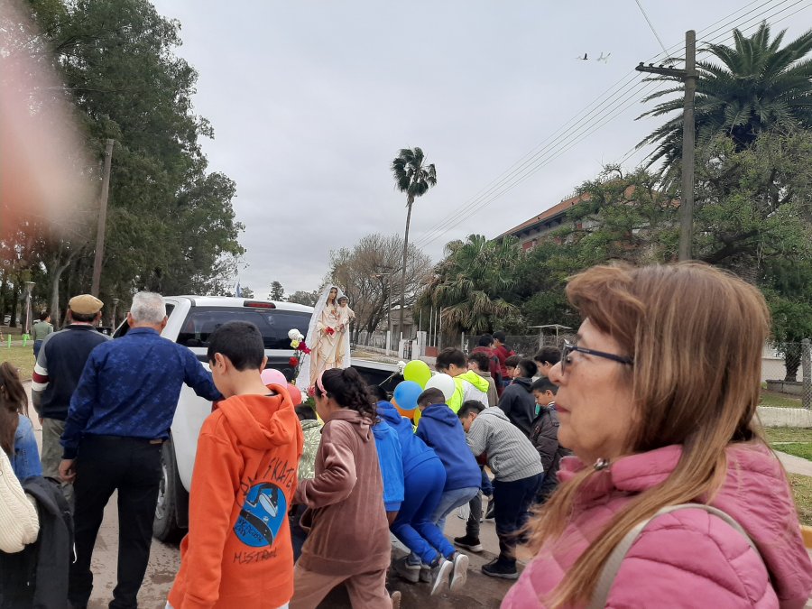 Honda manifestaci&oacute;n de fe hacia el templo para la celebraci&oacute;n de la Eucarist&iacute;a.