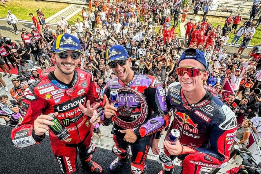 Francesco Bagnaia (3&deg;), Jorge Mart&iacute;n (1&deg;) y Pedro Acosta (2&deg;) en el podio de Indonesia.