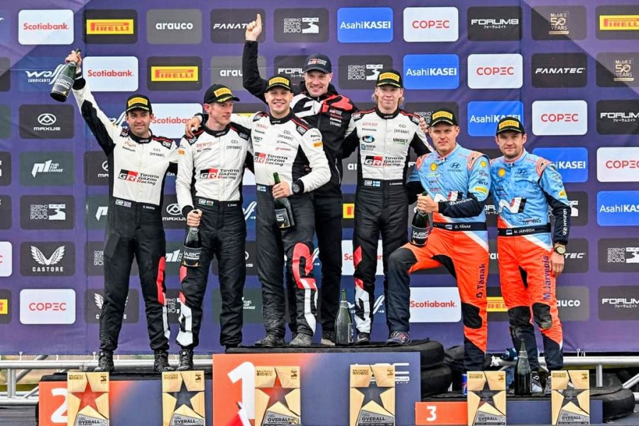 Los tres binomios que se destacaron festejan en el podio del Rally de Chile.