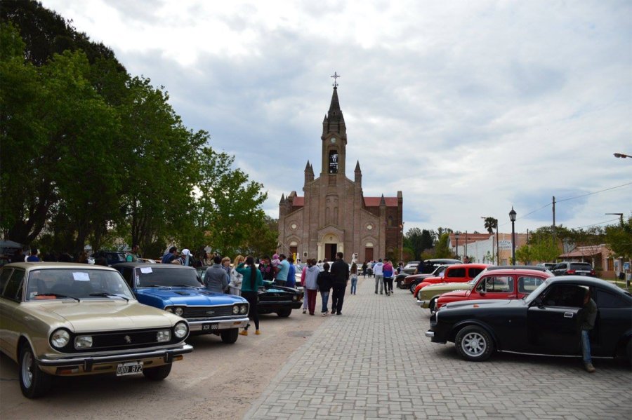 Los veh&iacute;culos y en el fondo la Bas&iacute;lica Sagrado Coraz&oacute;n de Jes&uacute;s y Santuario Mar&iacute;a Auxiliadora.