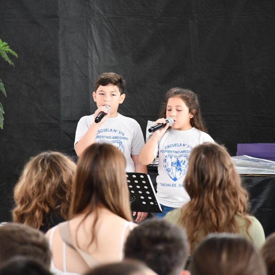 Los alumnos de la Escuela Ameghino se sumaron al festejo y regalaron un ramillete de canciones.