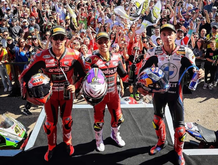 Nicolo Bulega (3&deg;), &Aacute;lvaro Bautista (1&deg;) y Toprak Razgatlioglu (2&deg;) en el podio de la Carrera 2.