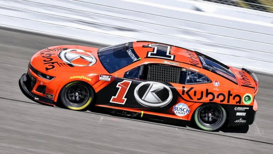 Ross Chastain y el Chevrolet del TrauckHouse rumbo a su triunfo en Kansas.