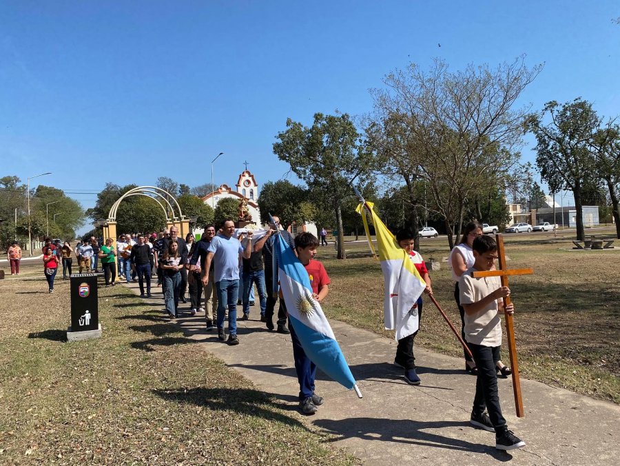 Con gran devoción los habitantes participaron en la actividad religiosa.