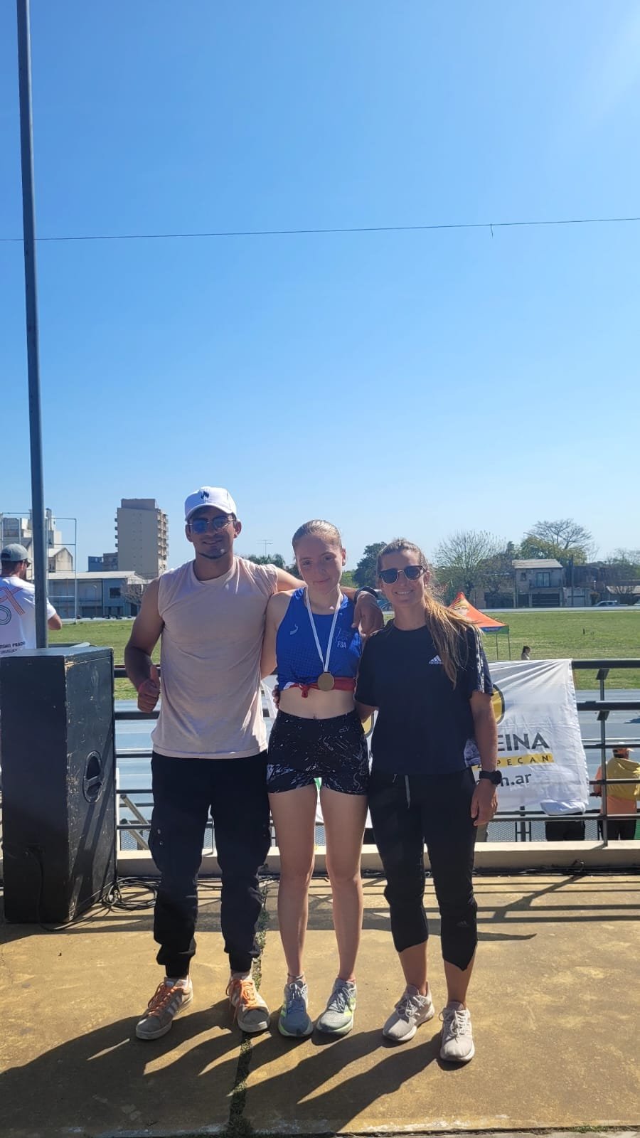 CAMPEONA. Leonela López junto a los entrenadores Ariel Magallanes y Rocío Donnet.