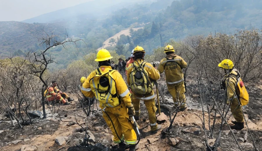 M&aacute;s de 150 bomberos voluntarios trabajaron toda la noche en Quebrada de la Mermela.