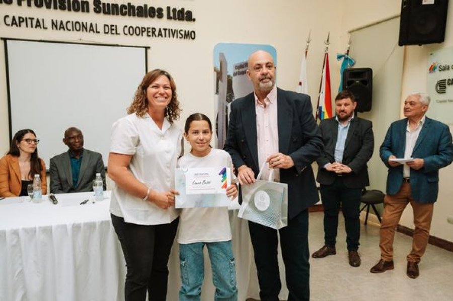 Una de las entregas efectivizadas durante la ceremonia.