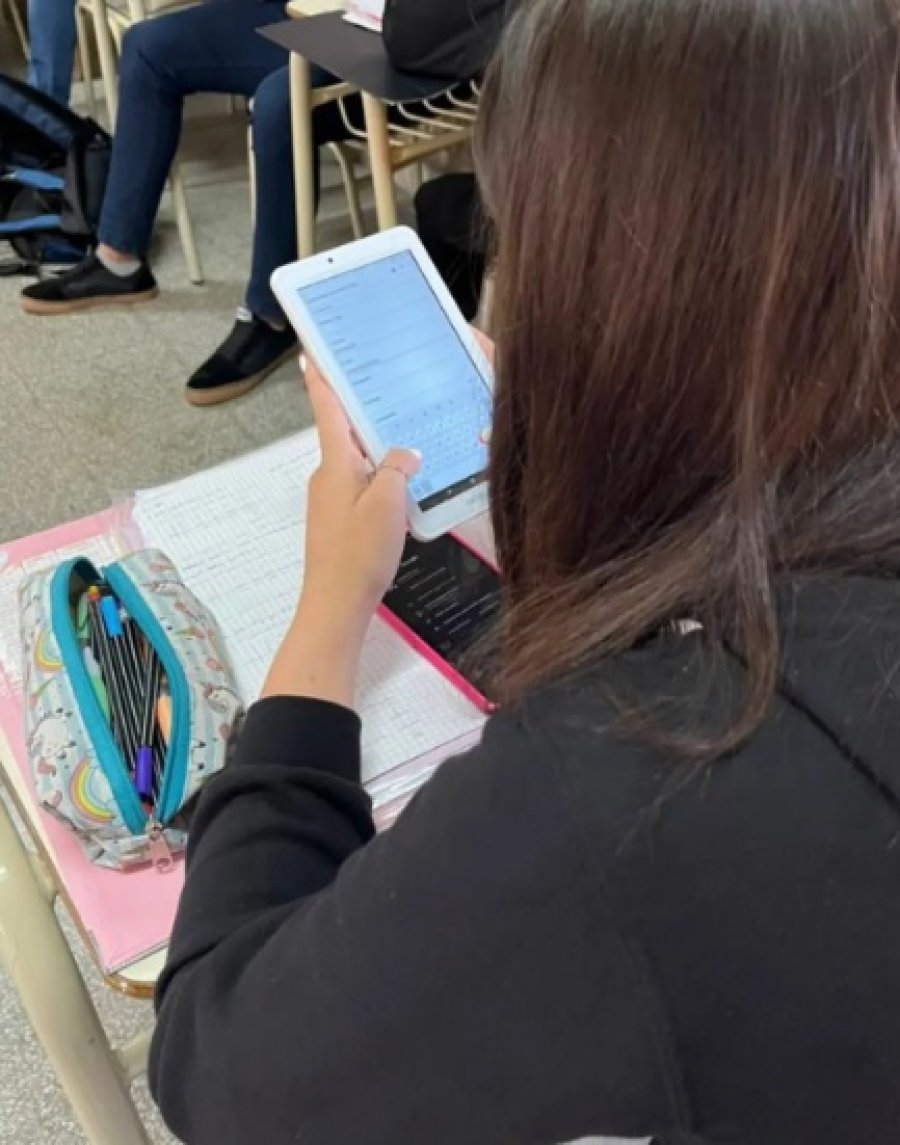 Seguimiento de estudiantes que finalizaron estudios medios.