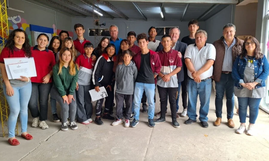 El grupo que particip&oacute; del acto en La Cabral.