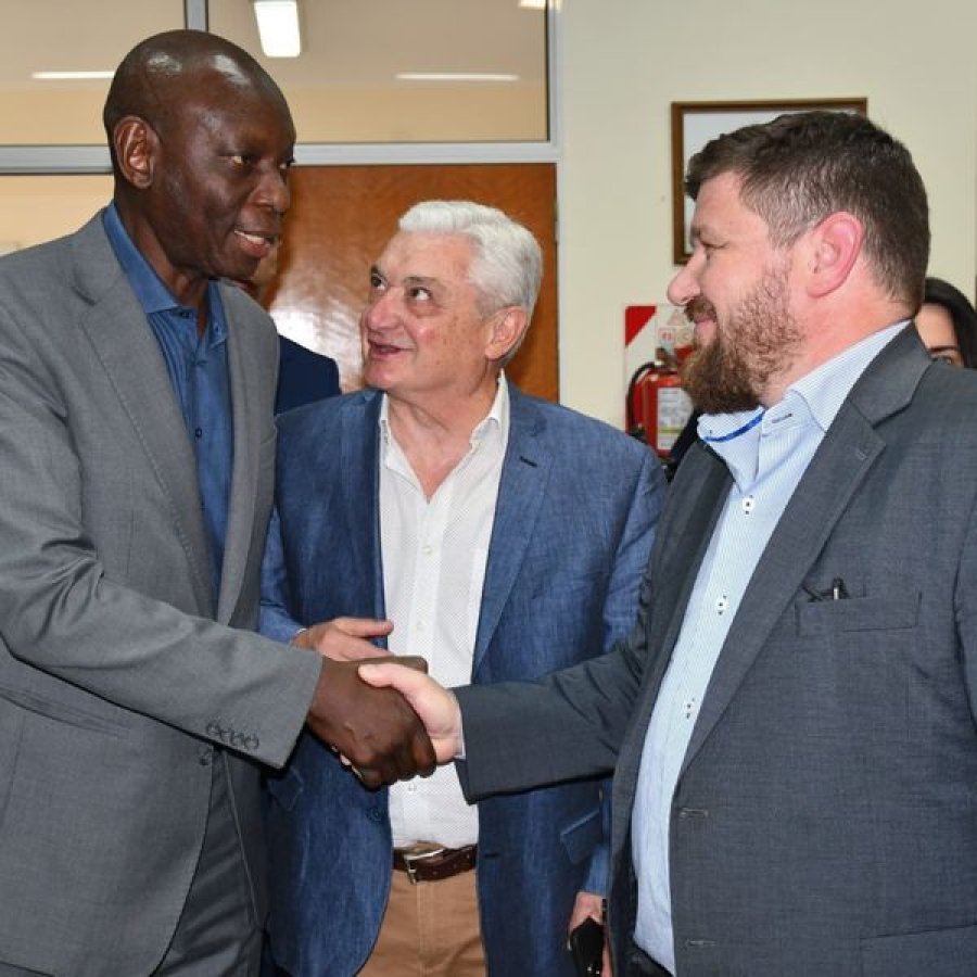 Andrew Allimadi, Alfredo Panella y Pablo Pinotti, durante la ceremonia.