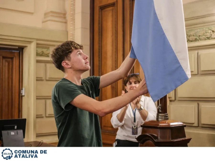 En el Senado, uno de los estudiantes izando el Pabell&oacute;n Nacional.