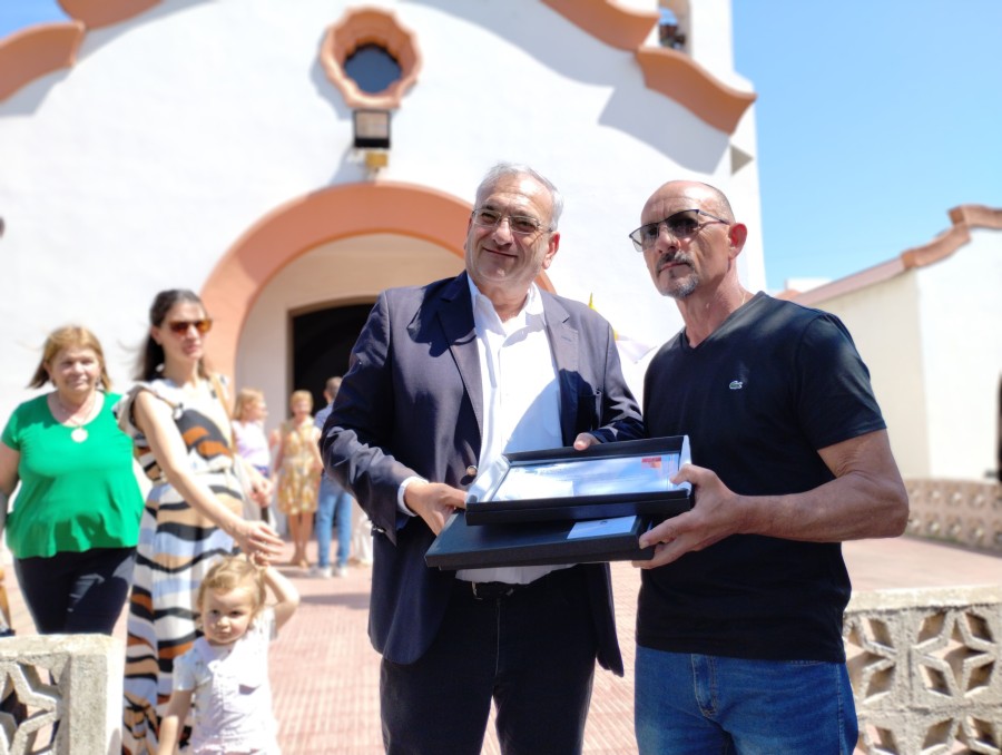 Alcides Calvo entreg&oacute; la Declaratoria de Inter&eacute;s a Miguel Alochis.