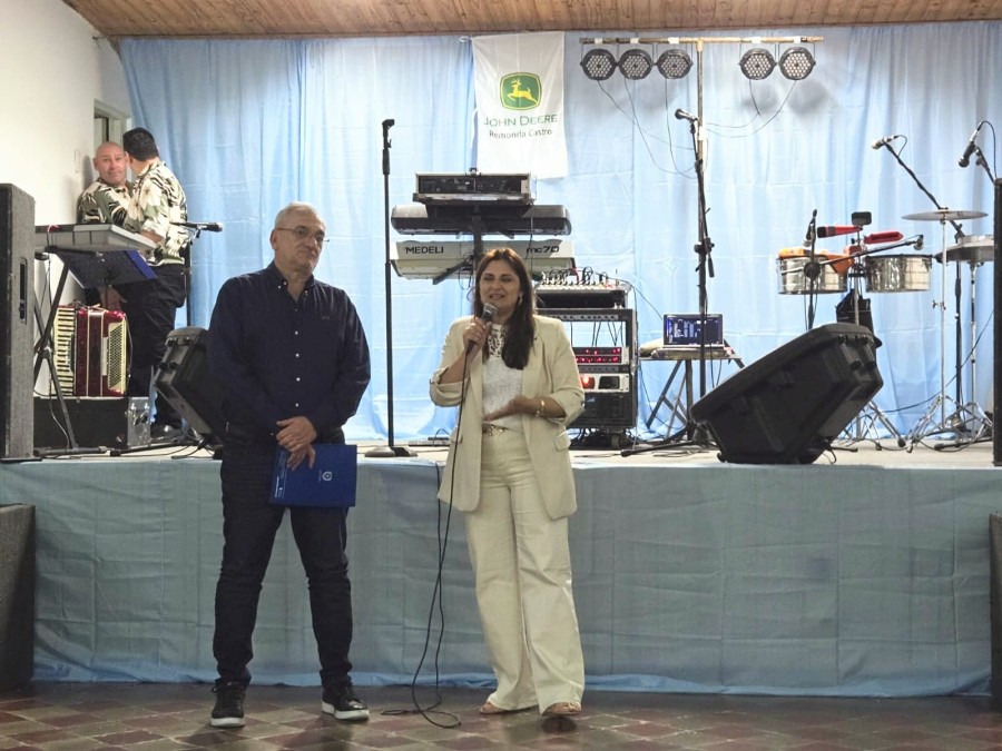 Alcides Calvo dirigi&eacute;ndose a la concurrencia.