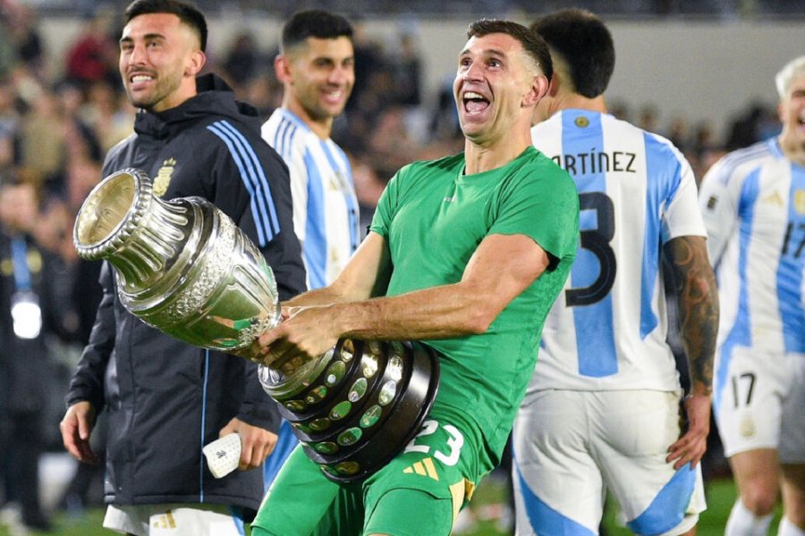 El gesto del Dibu por el que fue sancionado.