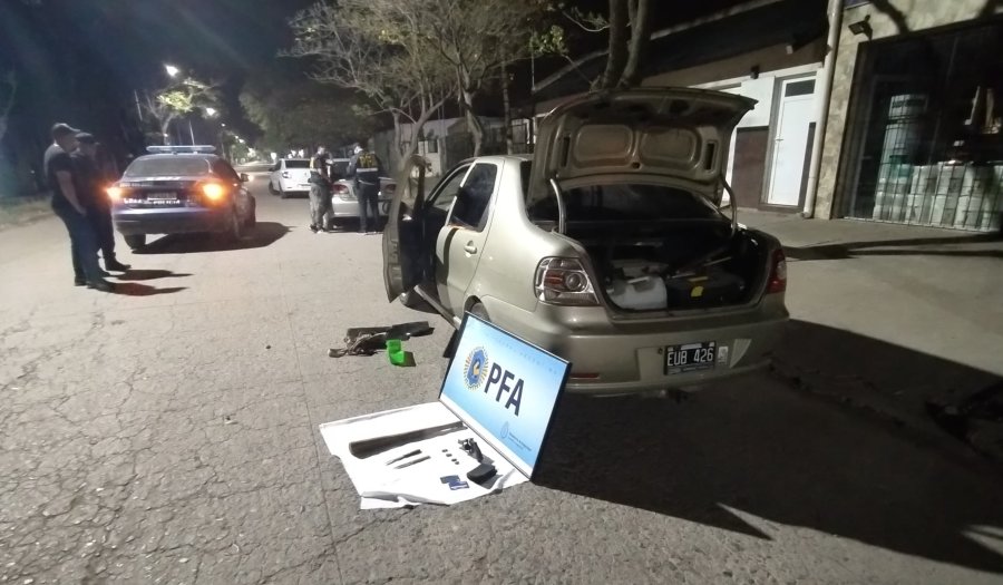 El automóvil Fiat era conducido por un hombre mayor de edad con un grueso prontuario delictivo,