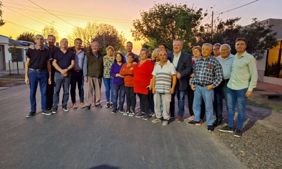 El grupo que visit&oacute; las obras junto a Enrico y Michlig.