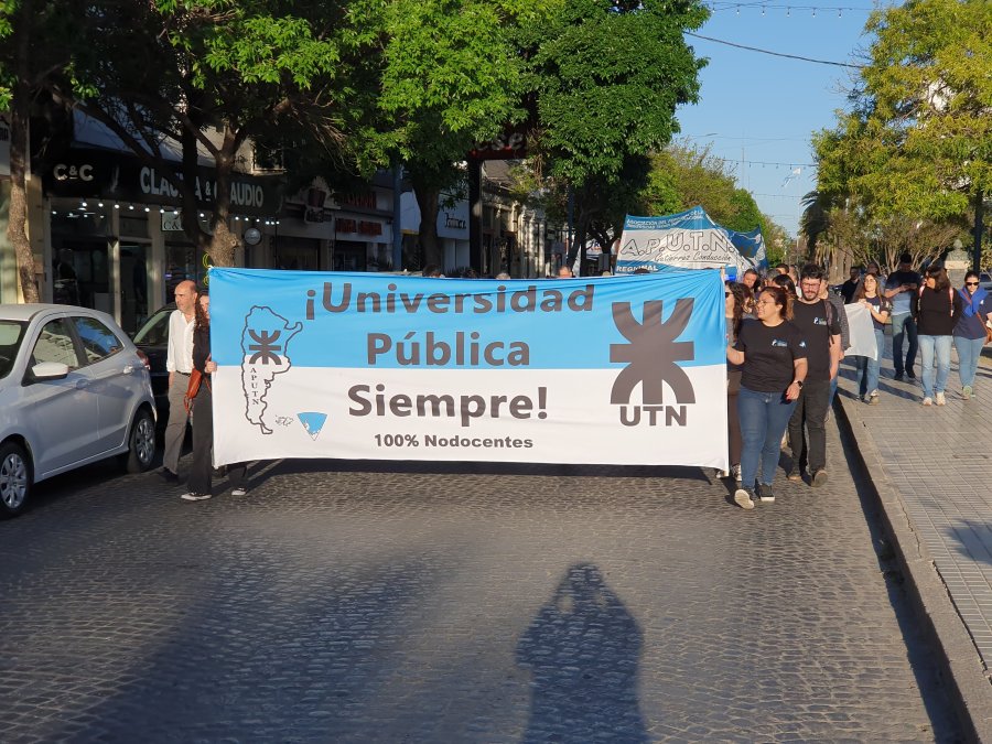 MARCHA. Muchos rafaelinos se movilizaron por el Bv. Santa Fe por el presupuesto para las universidades.