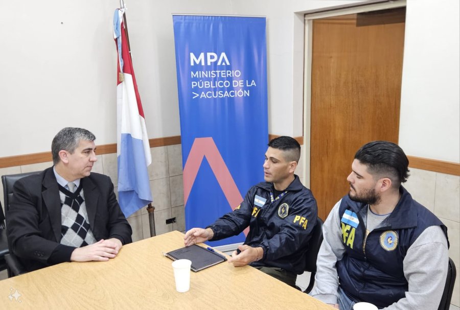 El fiscal regional Carlos Vottero y los dos oficiales jerárquicos de la Policía Federal Rafaela, Gastón Montepeloso y Matías Rojas.