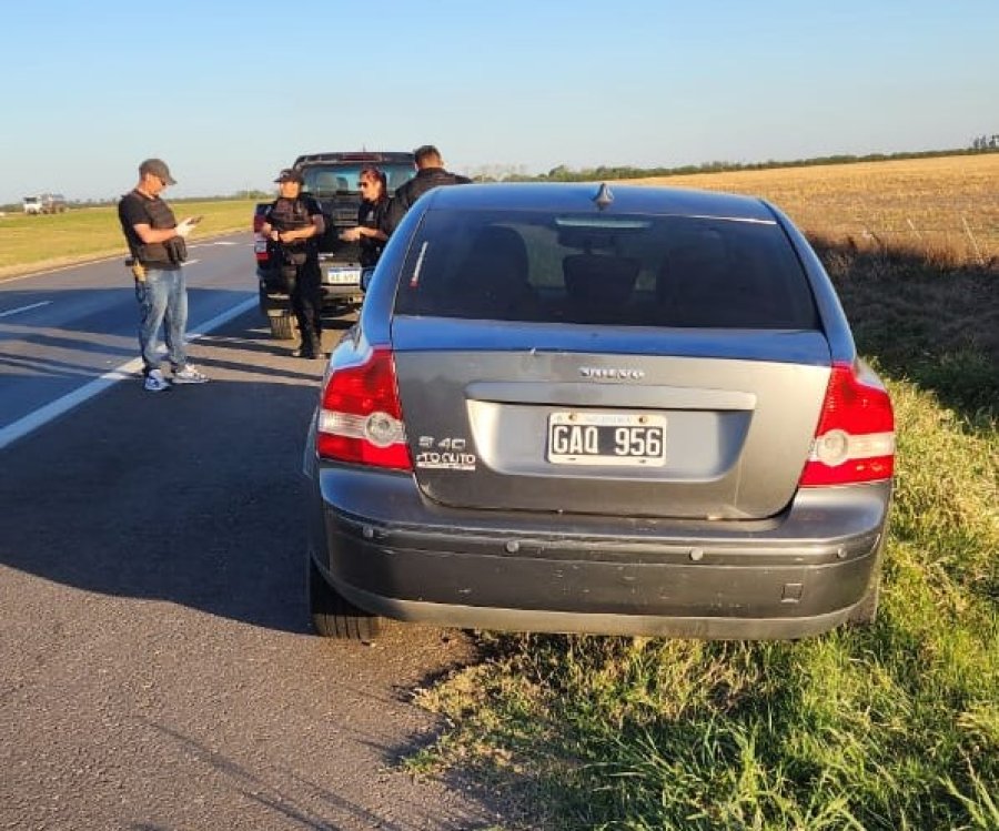 El automóvil en cuestión es un Volvo modelo S40 que estaba en una banquina.