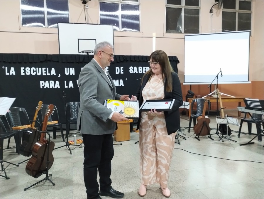 Alcides Calvo entrega a Stella Maris Badariotti la Declaratoria de Inter&eacute;s Provincial.