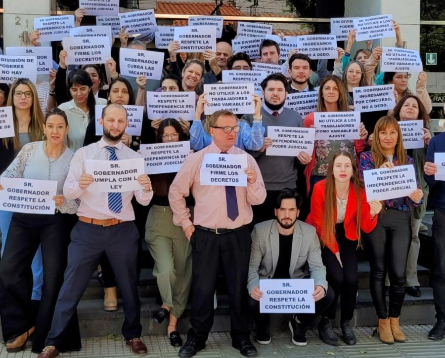 EN ASAMBLEA. Empleados judiciales en las escalinatas de los Tribunales rafaelinos.